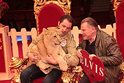 Martin Lacey jr, Löwenbaby Elvis und Löwenpate Fritz Wepper (©Foto: Martin Schmitz)
